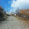 Camino empedrado de subida 
