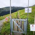 Pasamos la puerta y seguimos el camino reservado a caminantes 