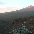 En el extremo del cráter del volcán de Samara 